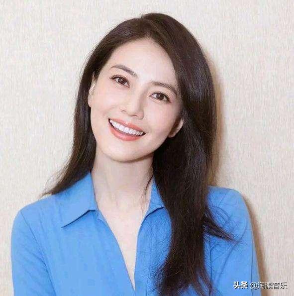 她曾经爆红的时候却选择了隐退,她淡出荧幕后嫁外国丈夫