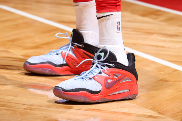 詹姆斯最新上脚球鞋,詹姆斯上脚使节12图片