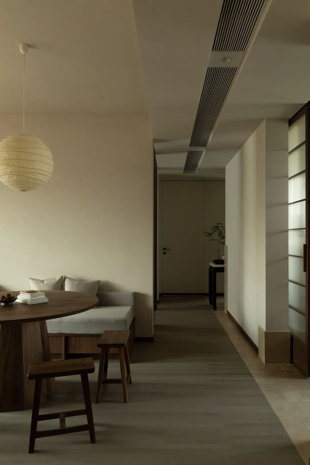 优雅简约居所设计,140平四居室摒弃繁琐回归自然