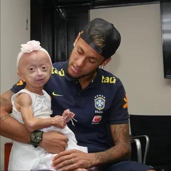 内马尔进球为白血病男孩跳舞,内马尔学患病孩子进球跳舞