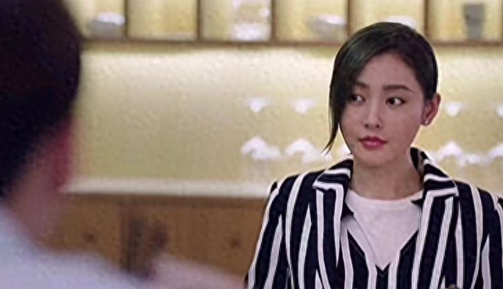 牛角胸罩，诱惑式舔刀尖，这些颠覆三观的镜头，看完让人一言难尽