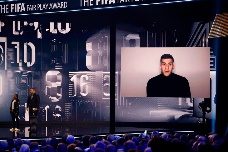 摩根世界杯梅西,梅西黑袍领奖视频