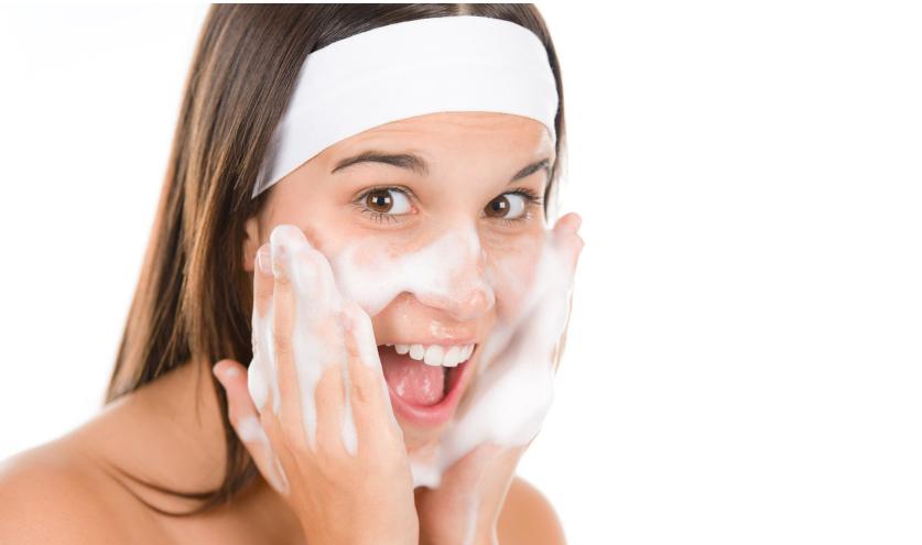 脸上爱出油是什么原因导致的,脸上长痘痘爱出油是什么原因