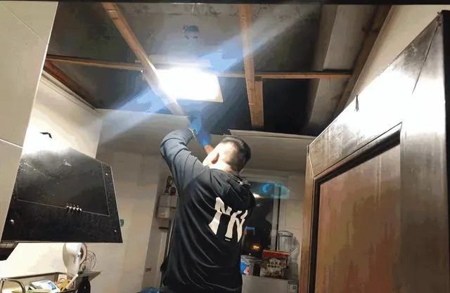 租客换灯泡发现60公斤,租客换灯泡发现大量白色晶体