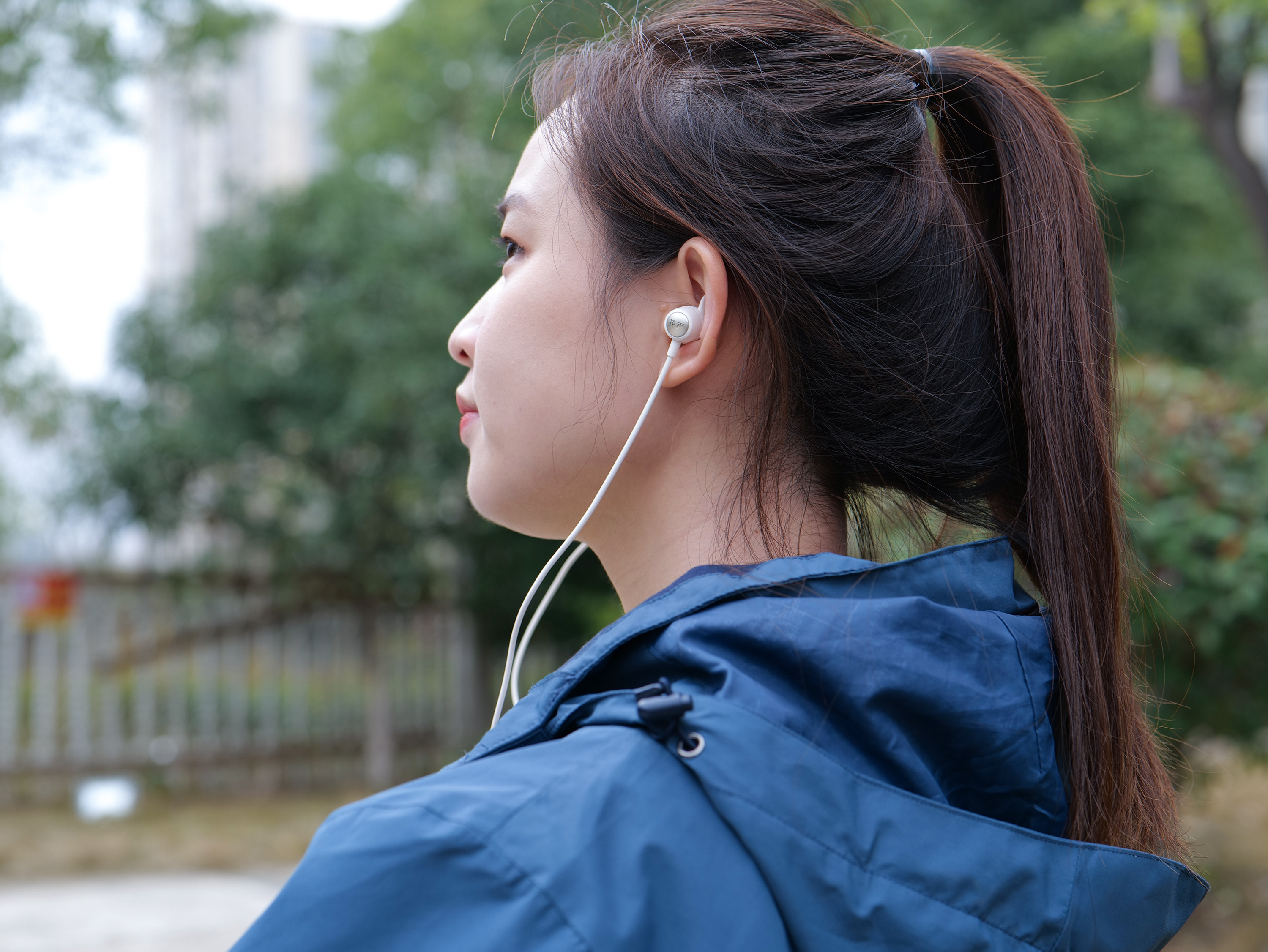 蓝牙耳机是不是过时了,头戴式耳机真的过时了吗