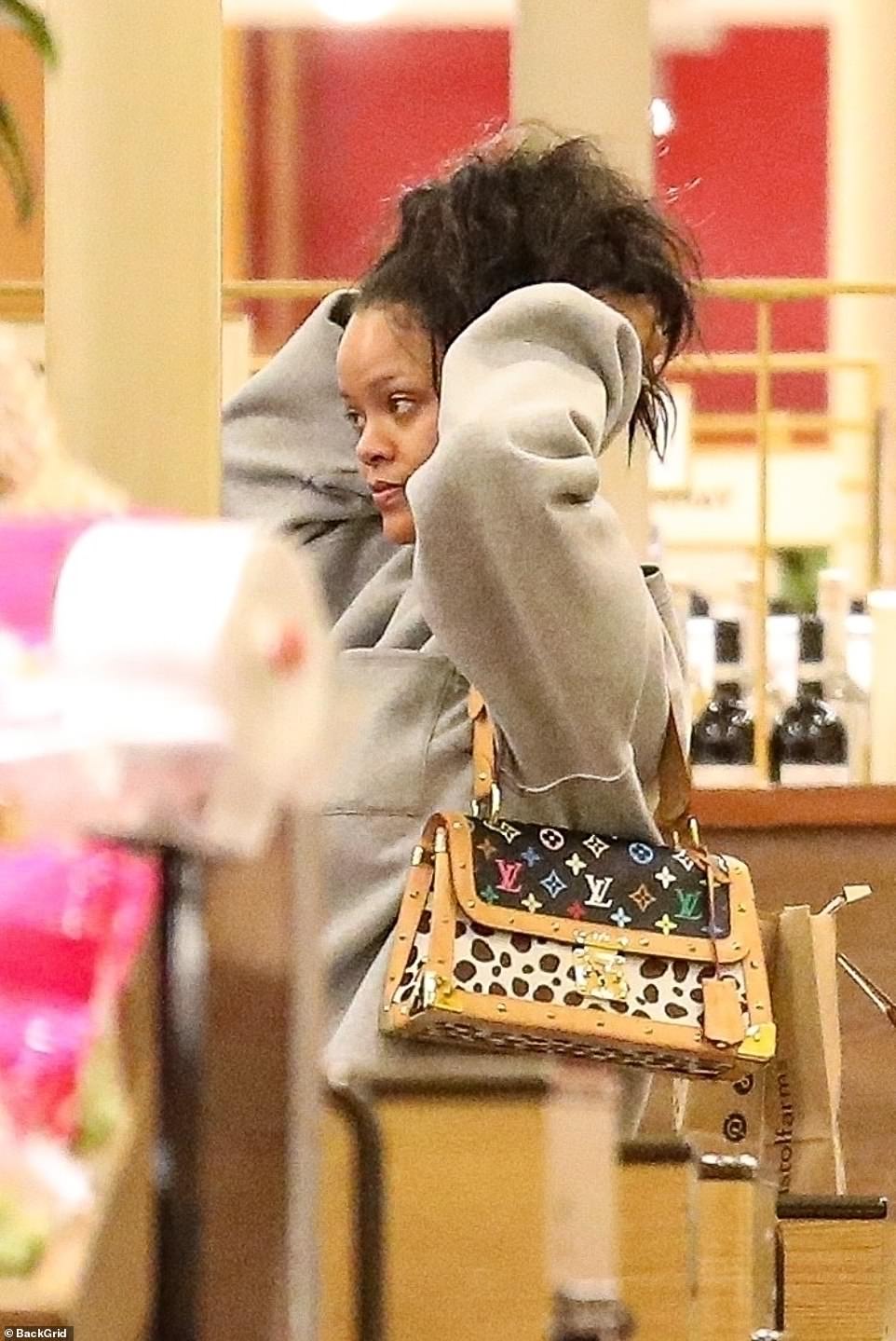 蕾哈娜挺孕肚现身奥斯卡红毯 (蕾哈娜孕肚新照)