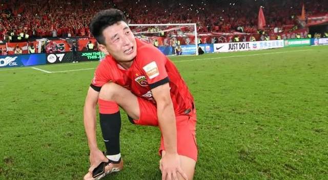 申花绝杀海港球迷的欢呼声,山东泰山迎战上海申花球迷庆祝