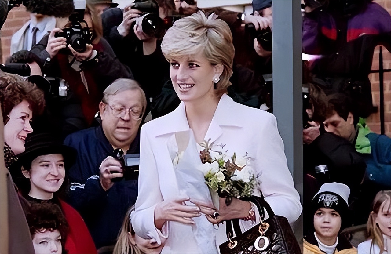 戴安娜特朗普情史,戴安娜离婚后为什么保留王妃头衔