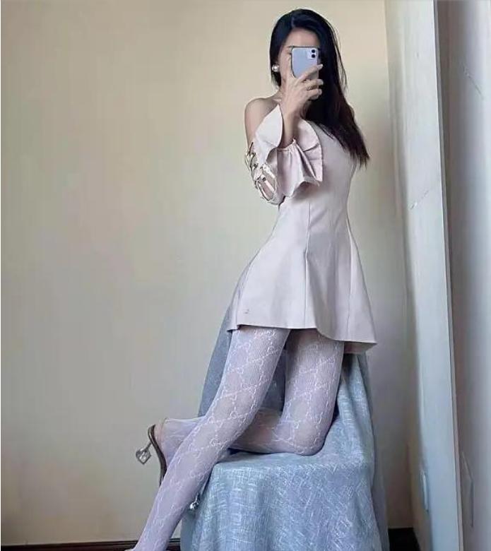 白丝渔网袜裙子搭配,古力娜扎穿的黑色渔网袜