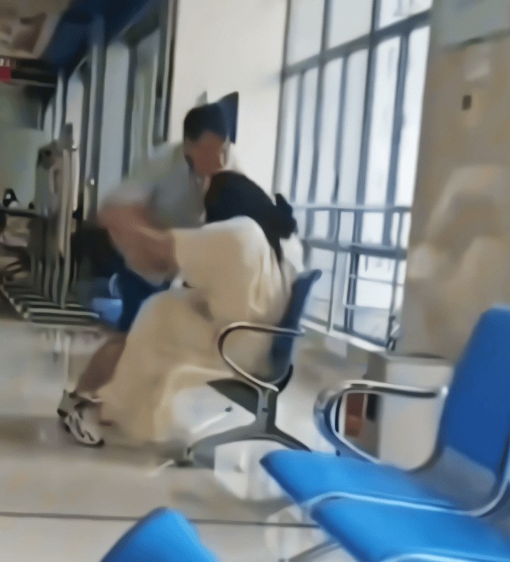 民政局回应男子办离婚时打老婆，出手又狠又重，离了再算帐