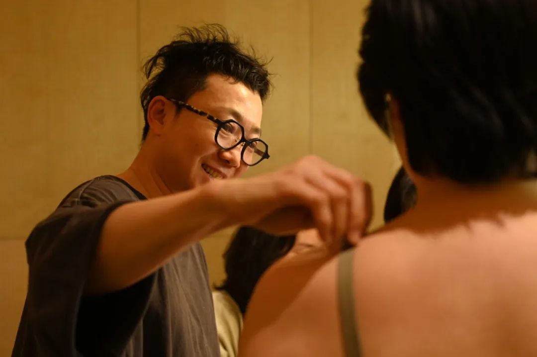 她为没有乳房的姐妹，穿上内衣