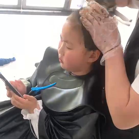 八岁的孩子有头皮怎么办,8岁孩子老是抓头发怎么回事