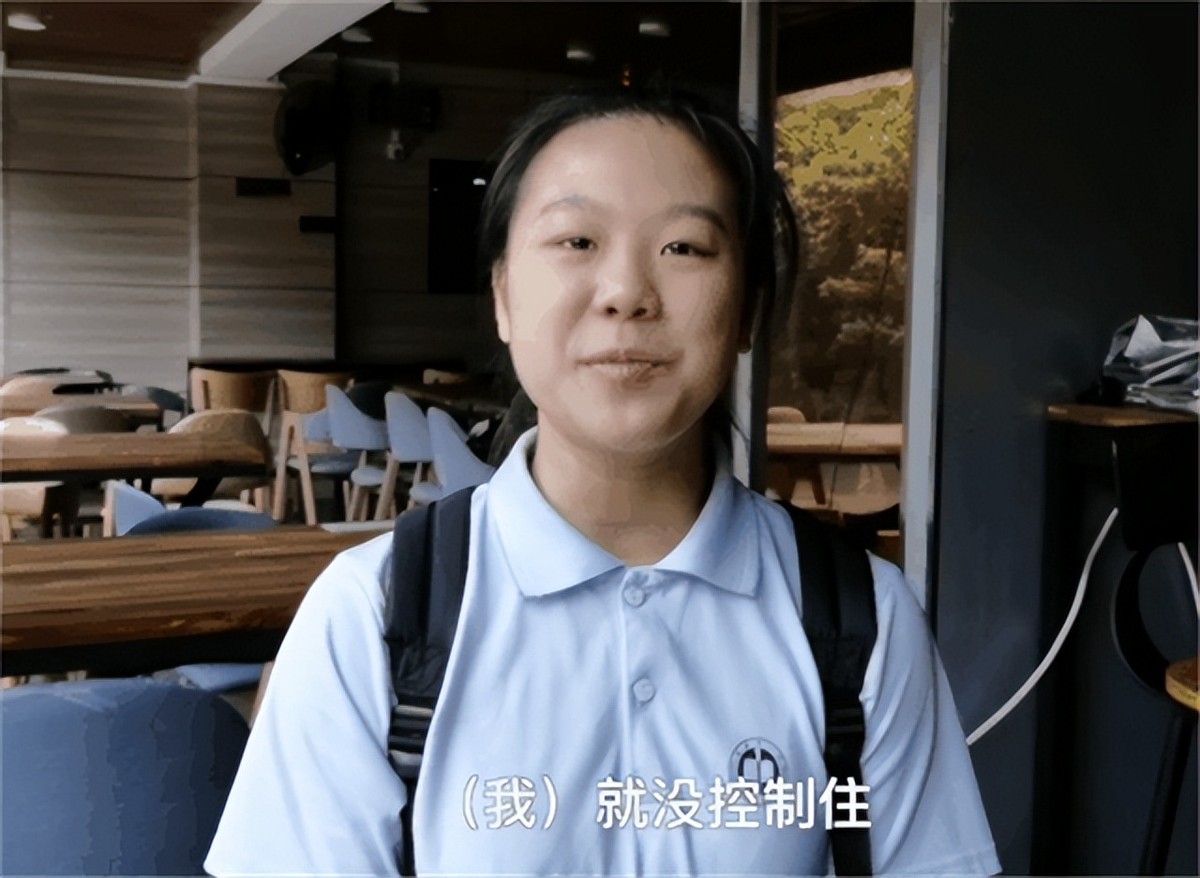 罗子欣一字马出考场,罗子欣一字马