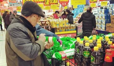 一直帮儿子带孙子可以要工资吗,帮儿子带小孩还倒贴生活费