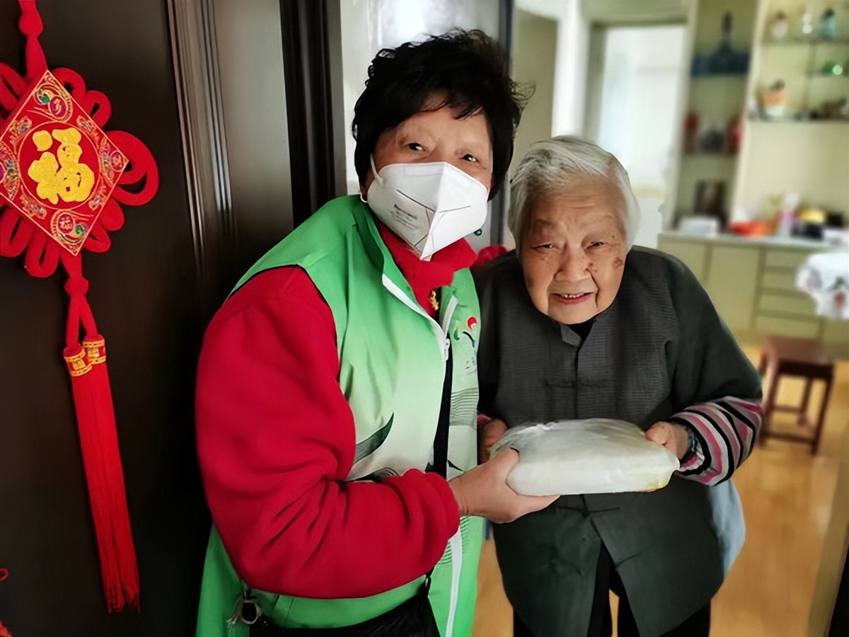 每日送餐、就医陪护、上门采样……在闵行区古美街道,“老宝贝”得到特殊的关爱