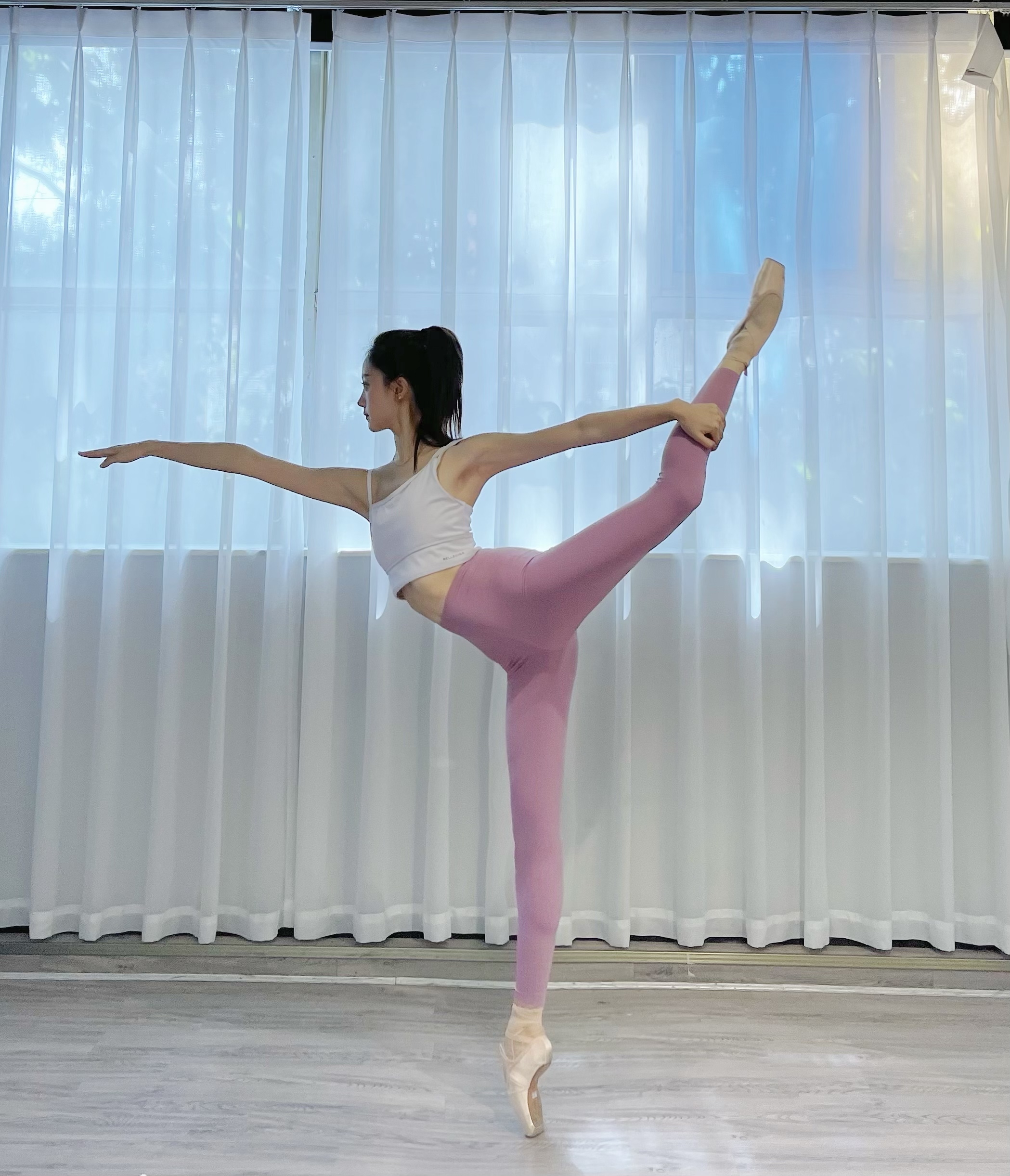 孕晚期瑜伽裤子,孕晚期妈妈穿瑜伽裤练瑜伽