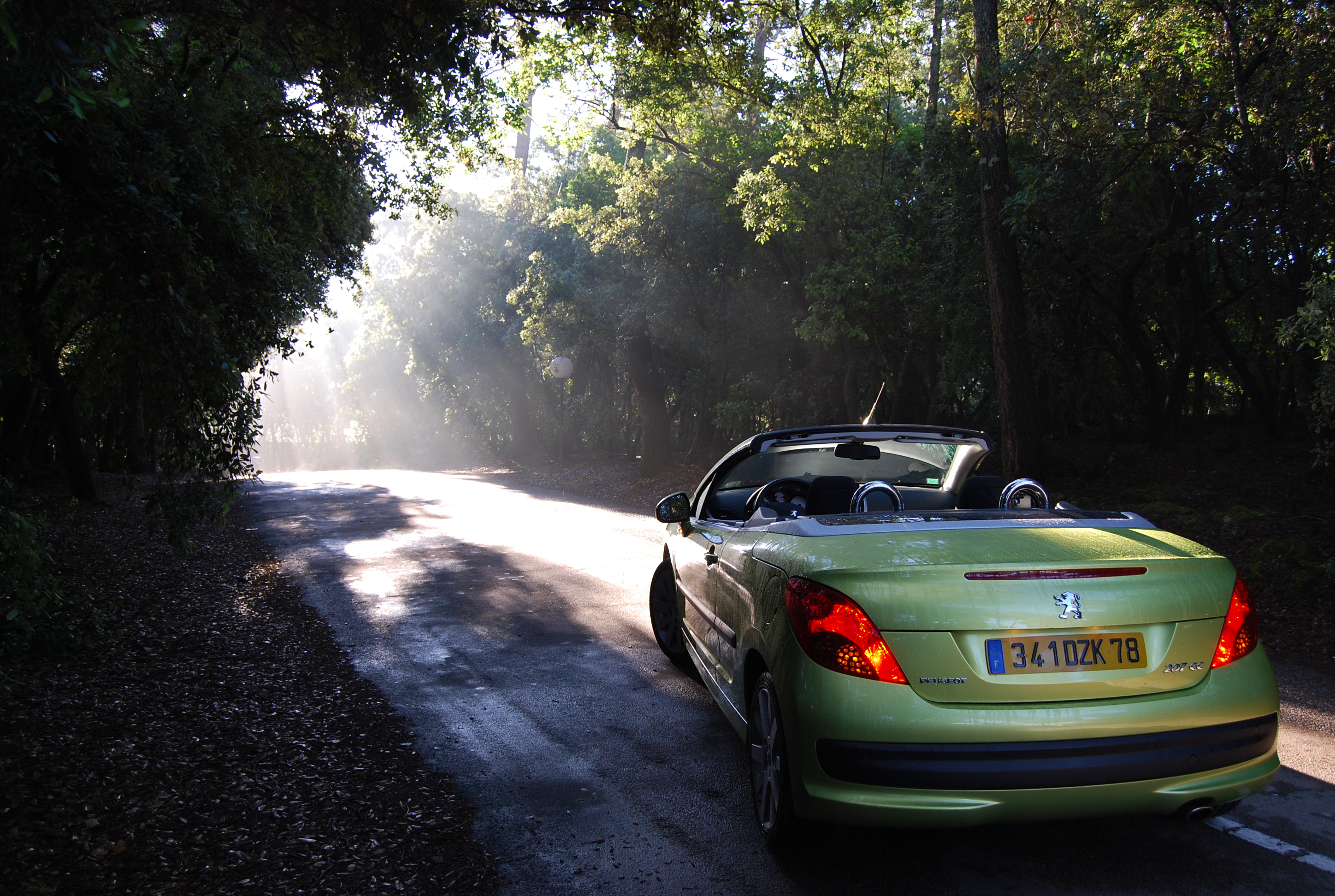 我们在巴黎拍的视频,标致207cc1.6t增压器