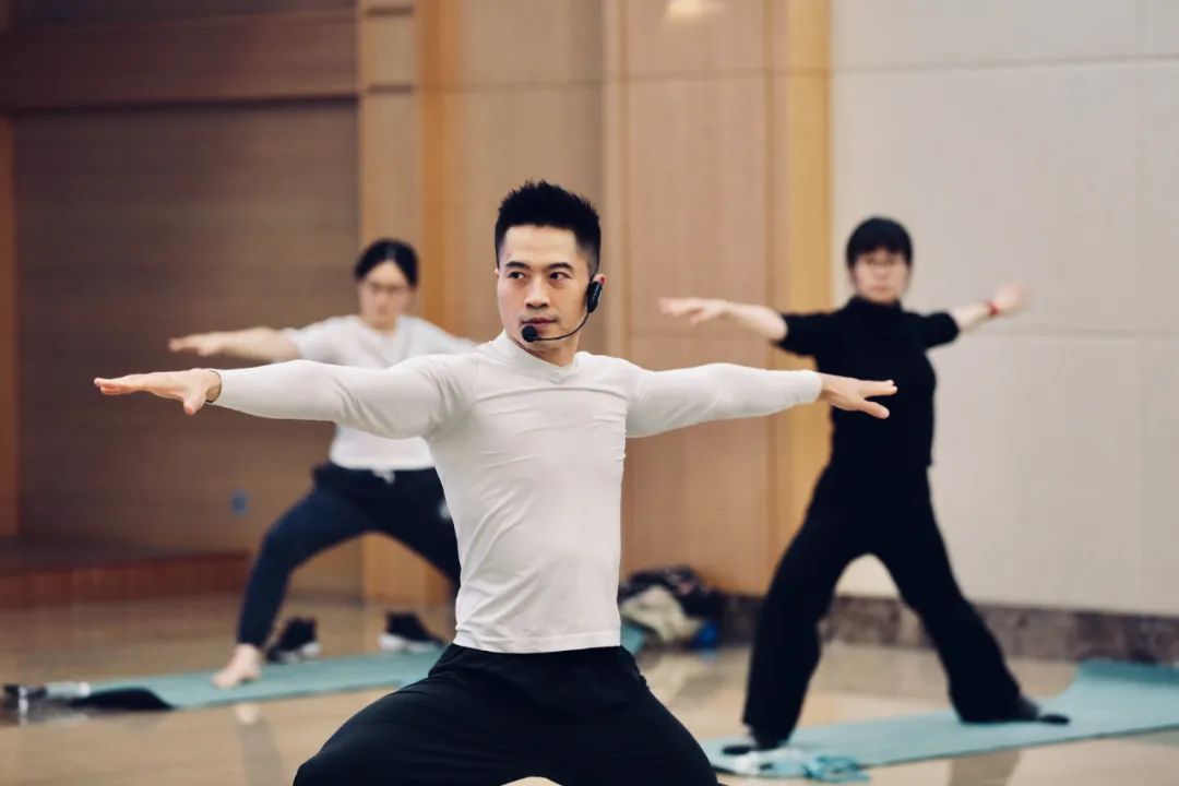 男性练瑜伽的好处和坏处,男性练瑜伽身材会变好吗