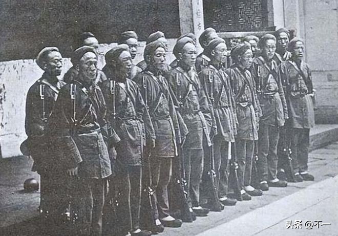 清士兵服饰,清朝的衣服为何印有兵丁卒