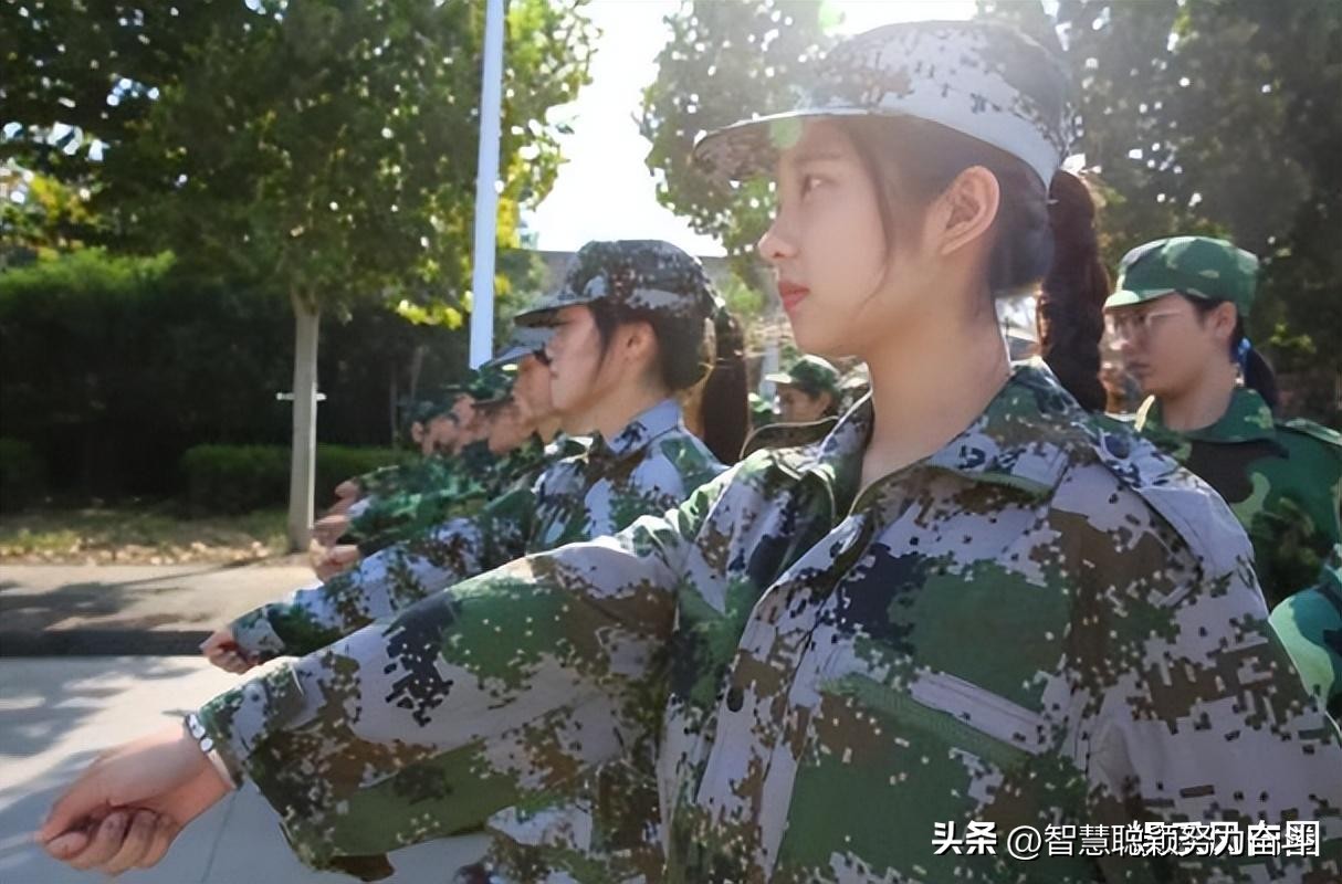 广东某大学一女生因军训太热，脱到只剩内衣，被*拍偷**之后引热议