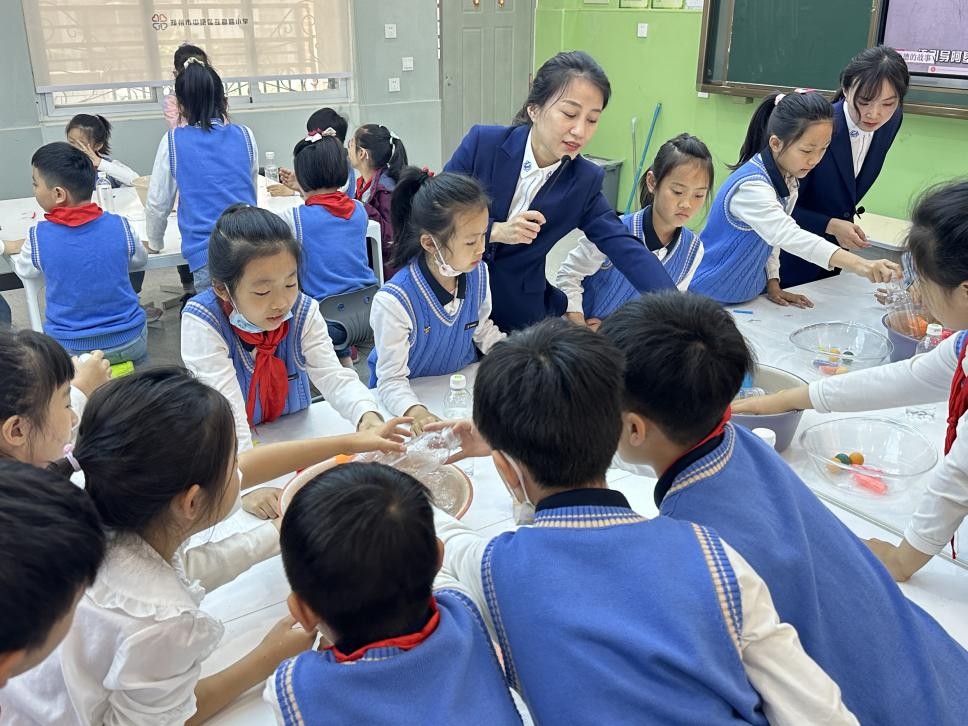 “玩转科学，激发好奇心”——郑州科技馆“双减”课程走进互助路小学