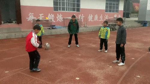 “老婆居然穿这种裤子出门，难怪大家都在看她，太丢脸了！”哈哈