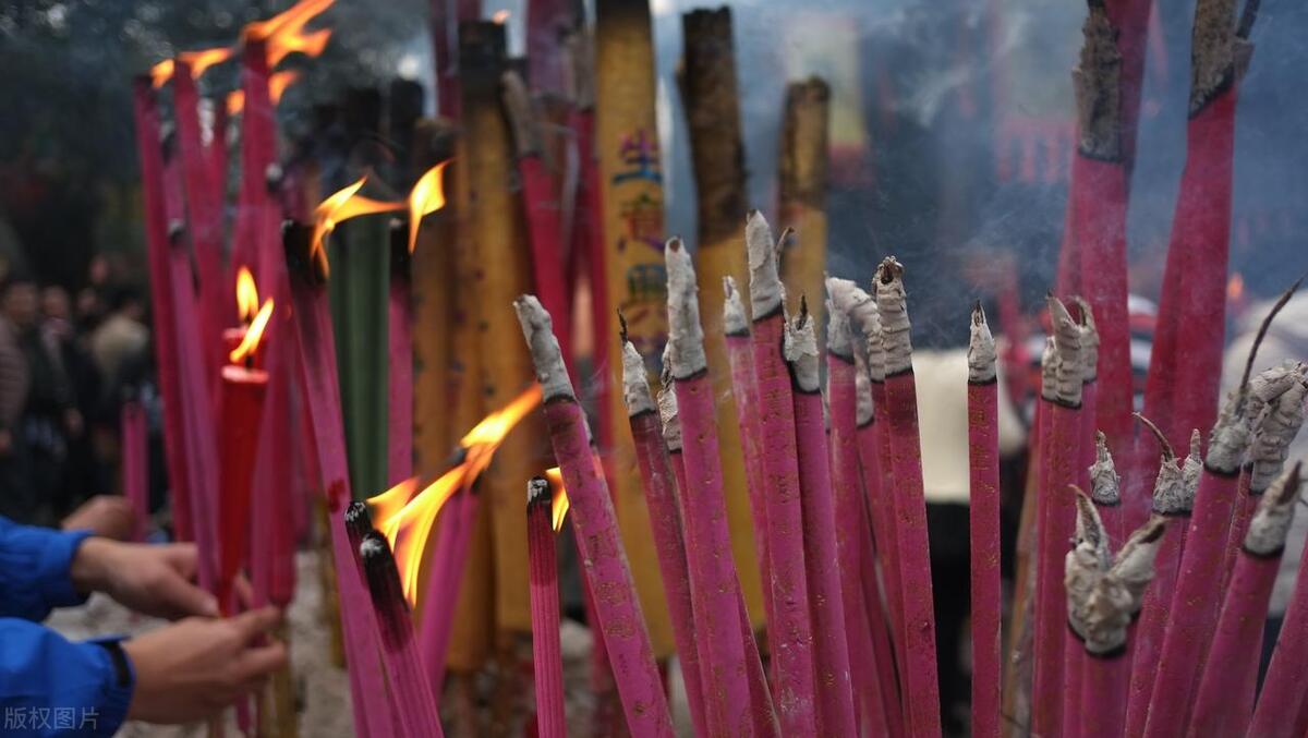 去寺庙上香前的注意事项,祖宗上香的讲究与禁忌有哪些