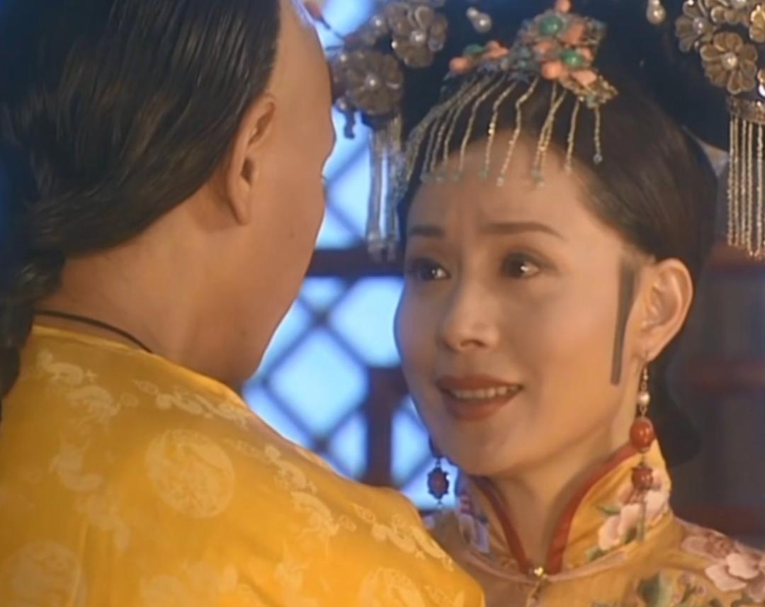 周迅青春靓丽蔡少芬人老珠黄,给皇后