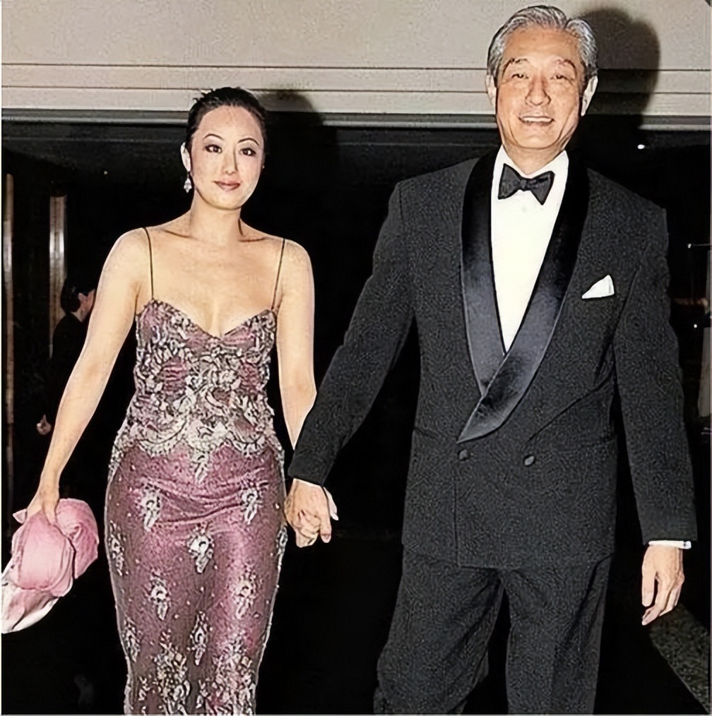 同时交往5个男友的“香港第一妖女”，被大师说“屁股淫贱”