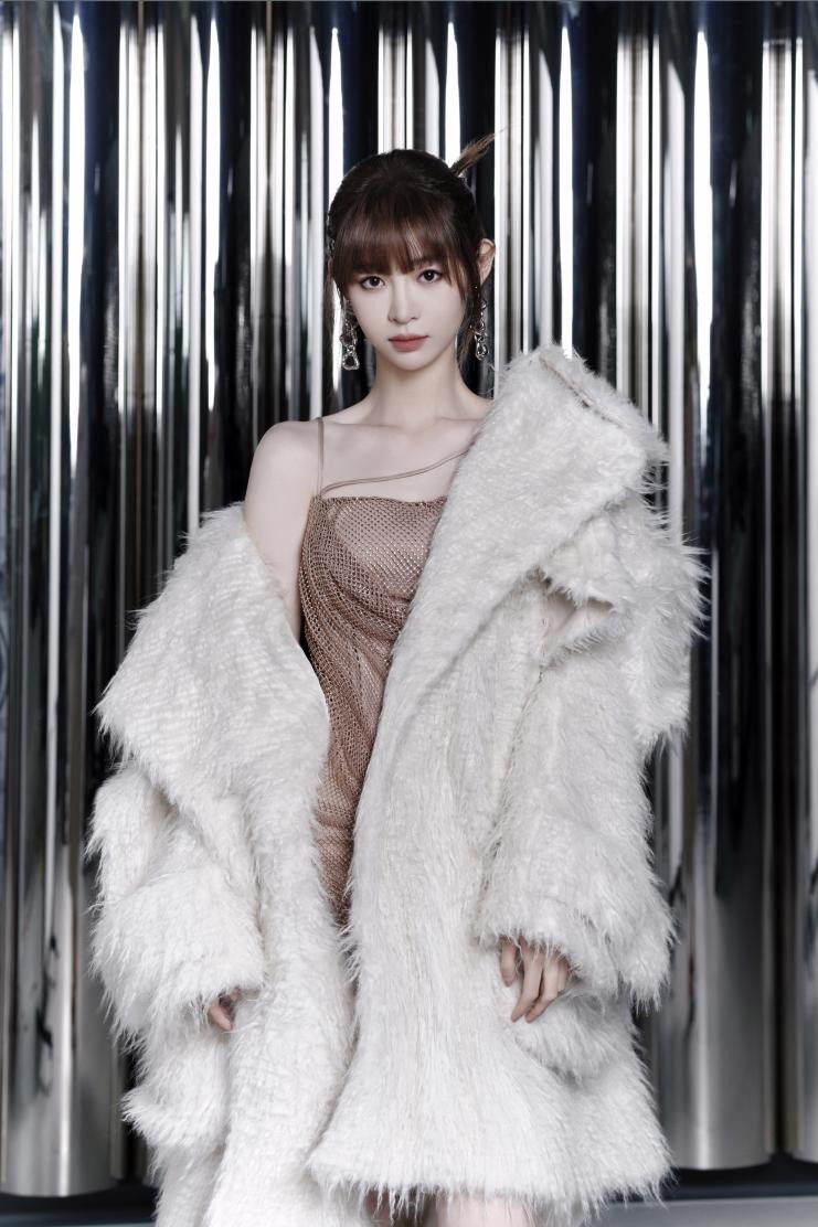 演绎不同时尚造型,痞幼红毯造型对比图