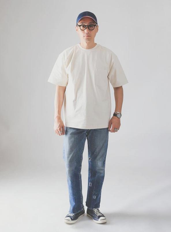 浅蓝色的牛仔裤很适合夏日穿搭,浅蓝色牛仔裤搭配秋冬日系