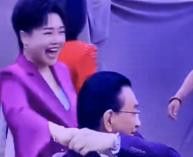 侯耀华和女粉丝握手,侯耀华师徒事件