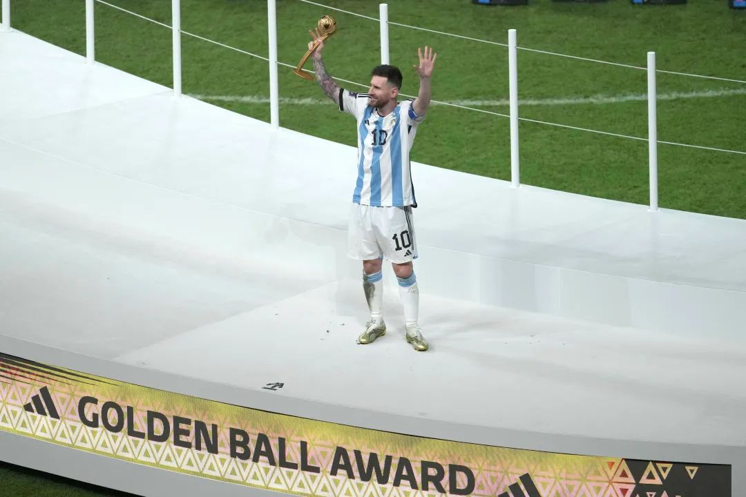 梅西与大力神杯擦肩而过,梅西背后的阿根廷