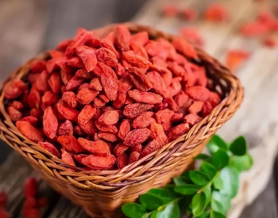 男人喝枸杞水能降血糖吗,长期用枸杞泡水喝是养肾还是伤肾