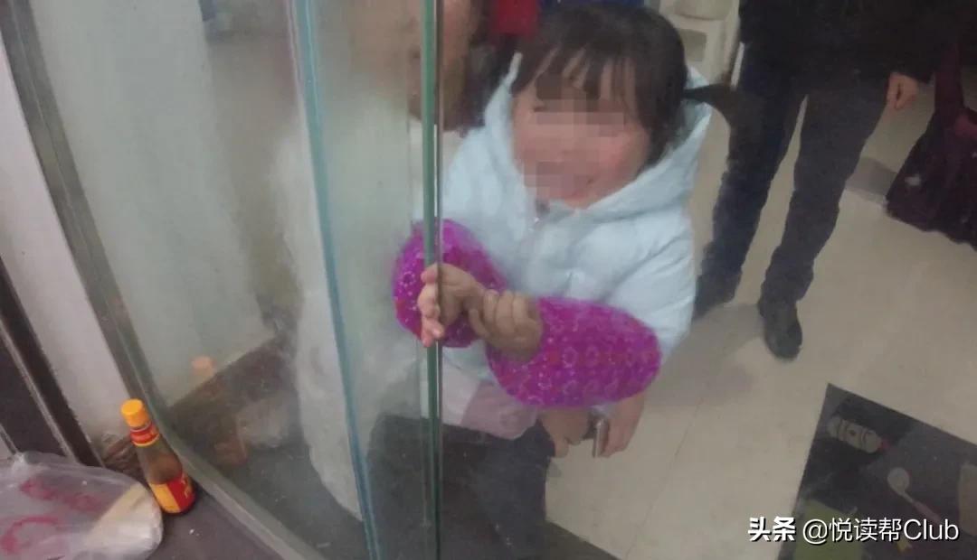 儿童手被玻璃门咬住了,三岁女童被玻璃门夹手消防救援