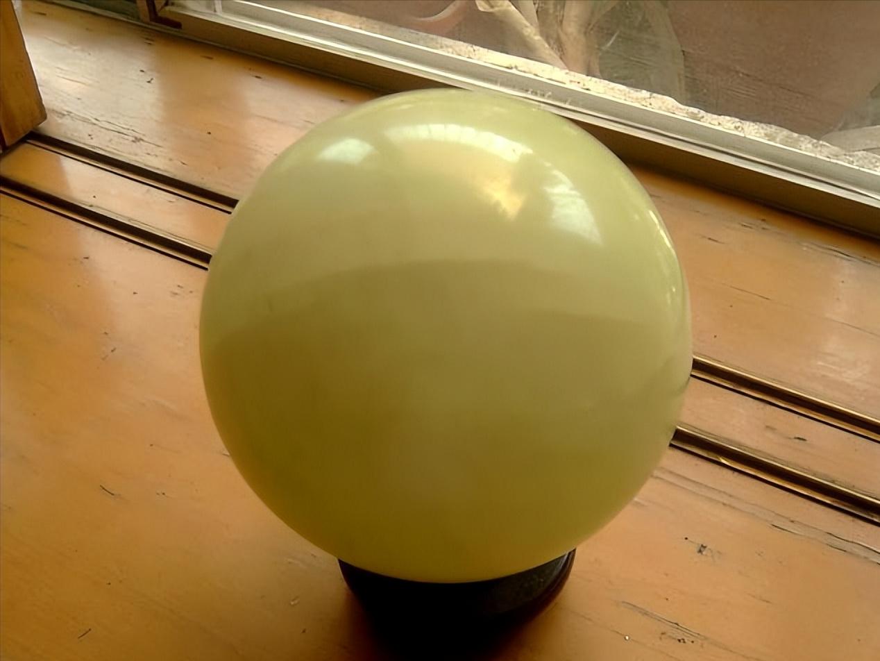 小伙捡到一块长满“金子”的石头,男子散步捡到会发光的石头给20万