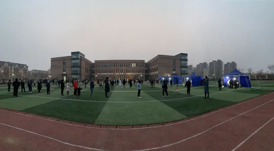 高效有序街道开展全员核酸检测,井然有序的核酸检测现场