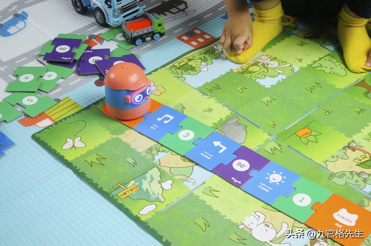 趣学伴思维训练机器人,儿童拼读编程机器人