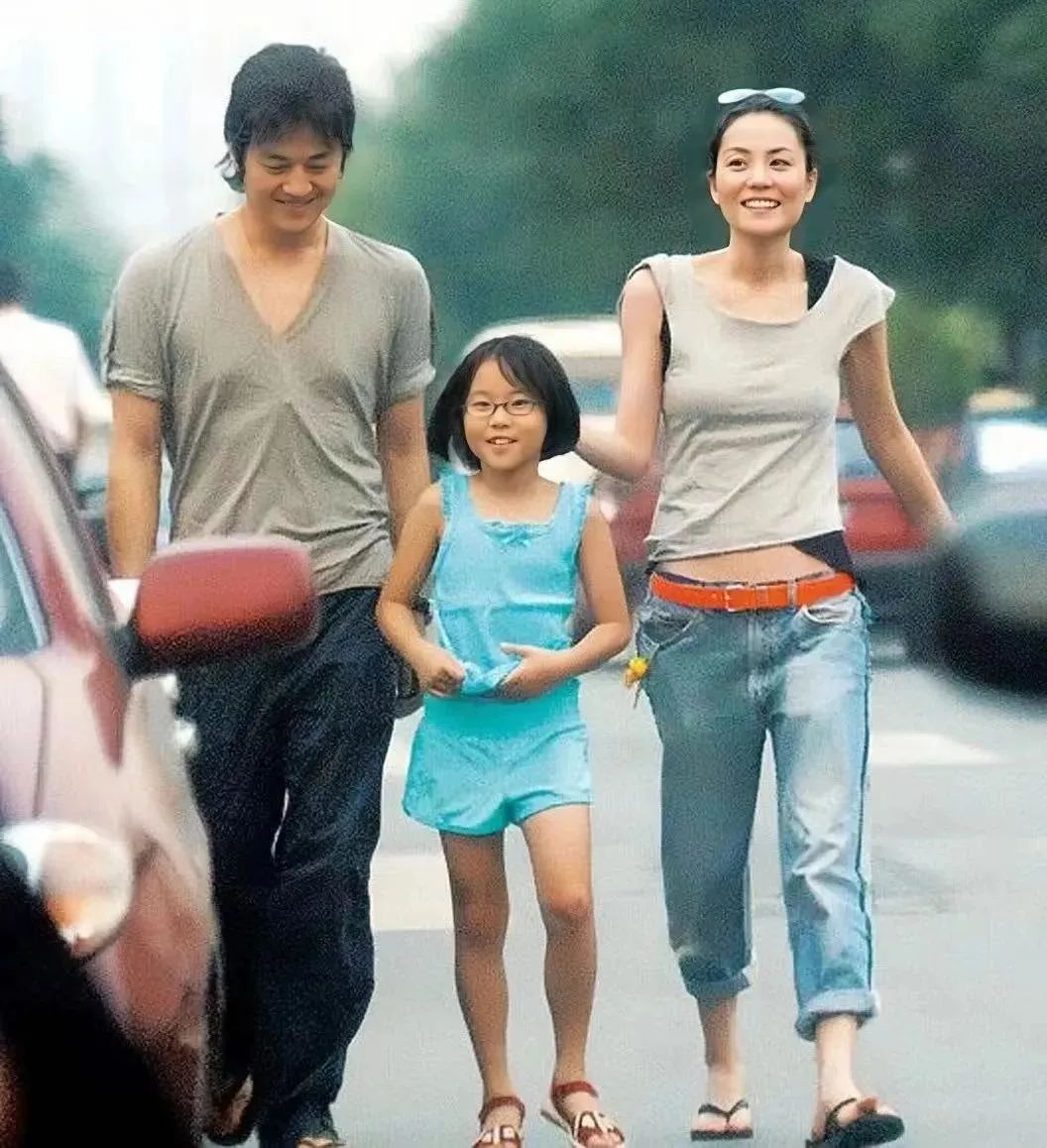 谢霆锋和王菲机场牵手完整版,王菲谢霆锋牵手张柏芝什么感受