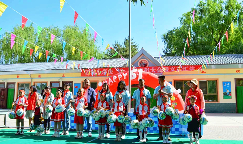 迎六一爱心助学,庆六一爱心义卖活动图文