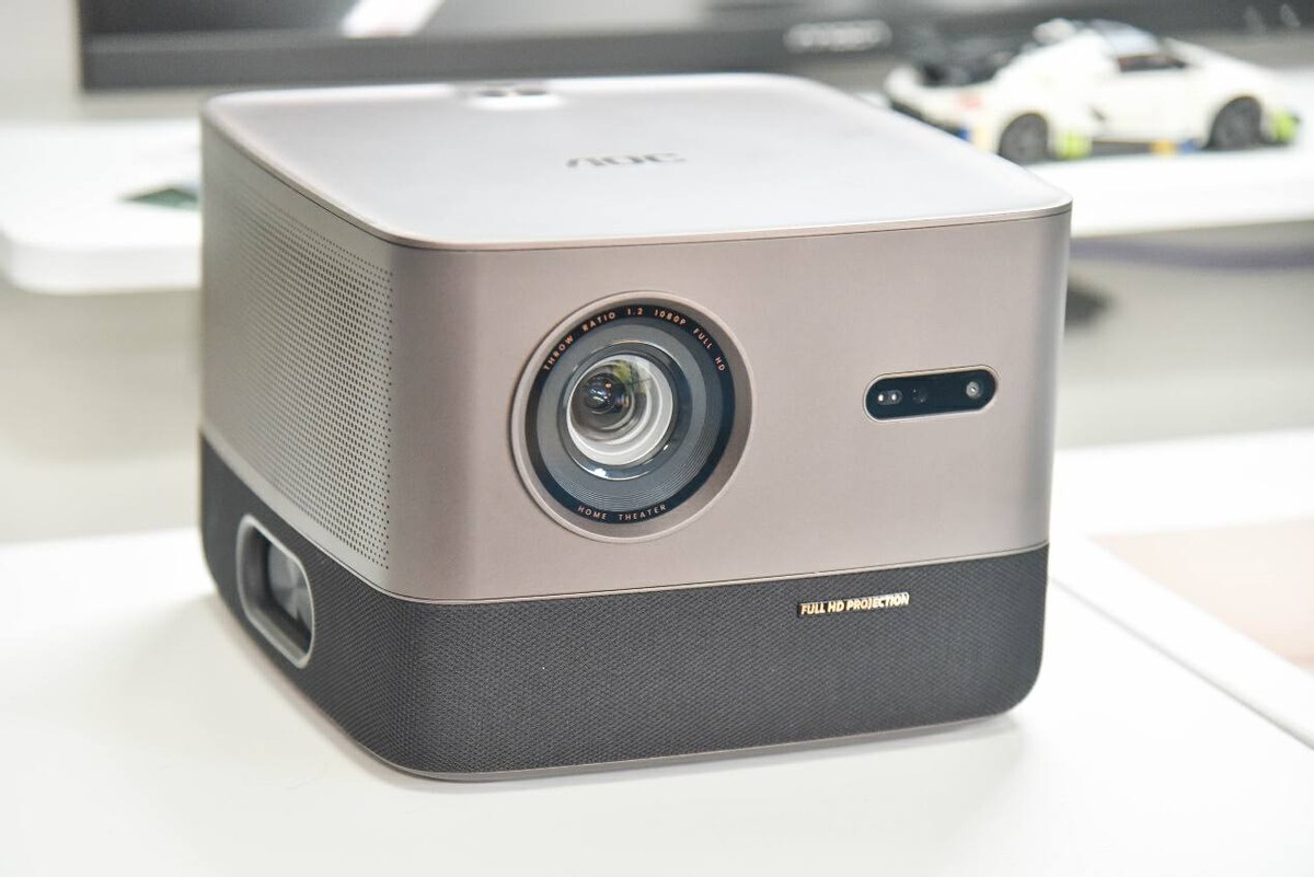 有它，挤啥电影院？AOCL1智能投影实测：2500ANSI流明+帝瓦雷调音