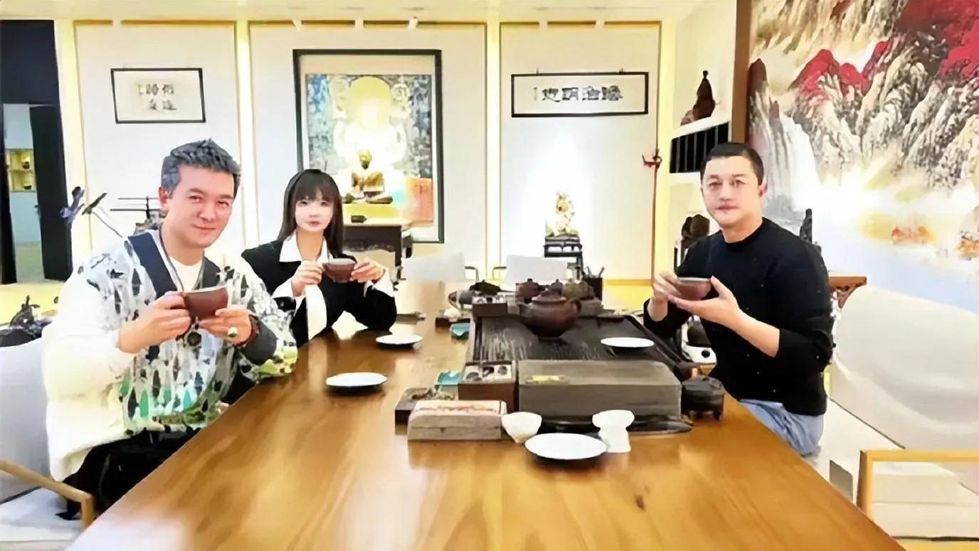 李亚鹏为1岁女儿庆生！花数千万买礼物，小19岁二婚妻子神似王菲