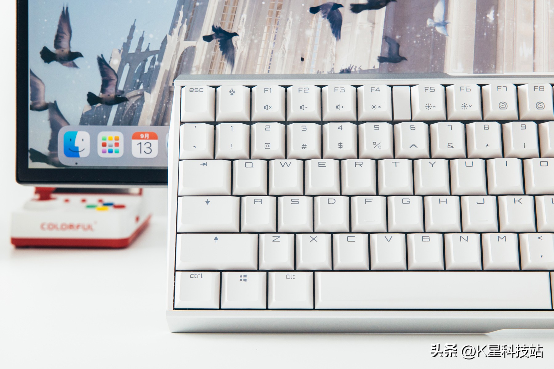 我的桌面我做主，一套平淡无奇白色系生产力+重度娱乐桌面分享