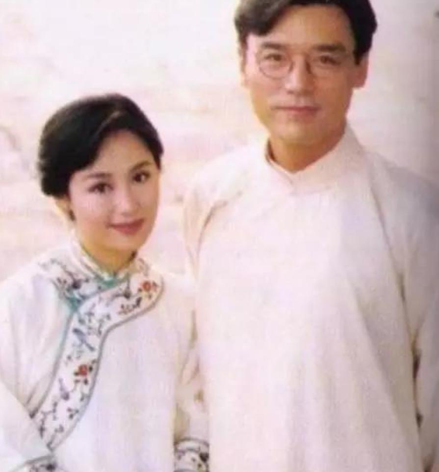 同时交往5个男友的“香港第一妖女”，被大师说“屁股淫贱”