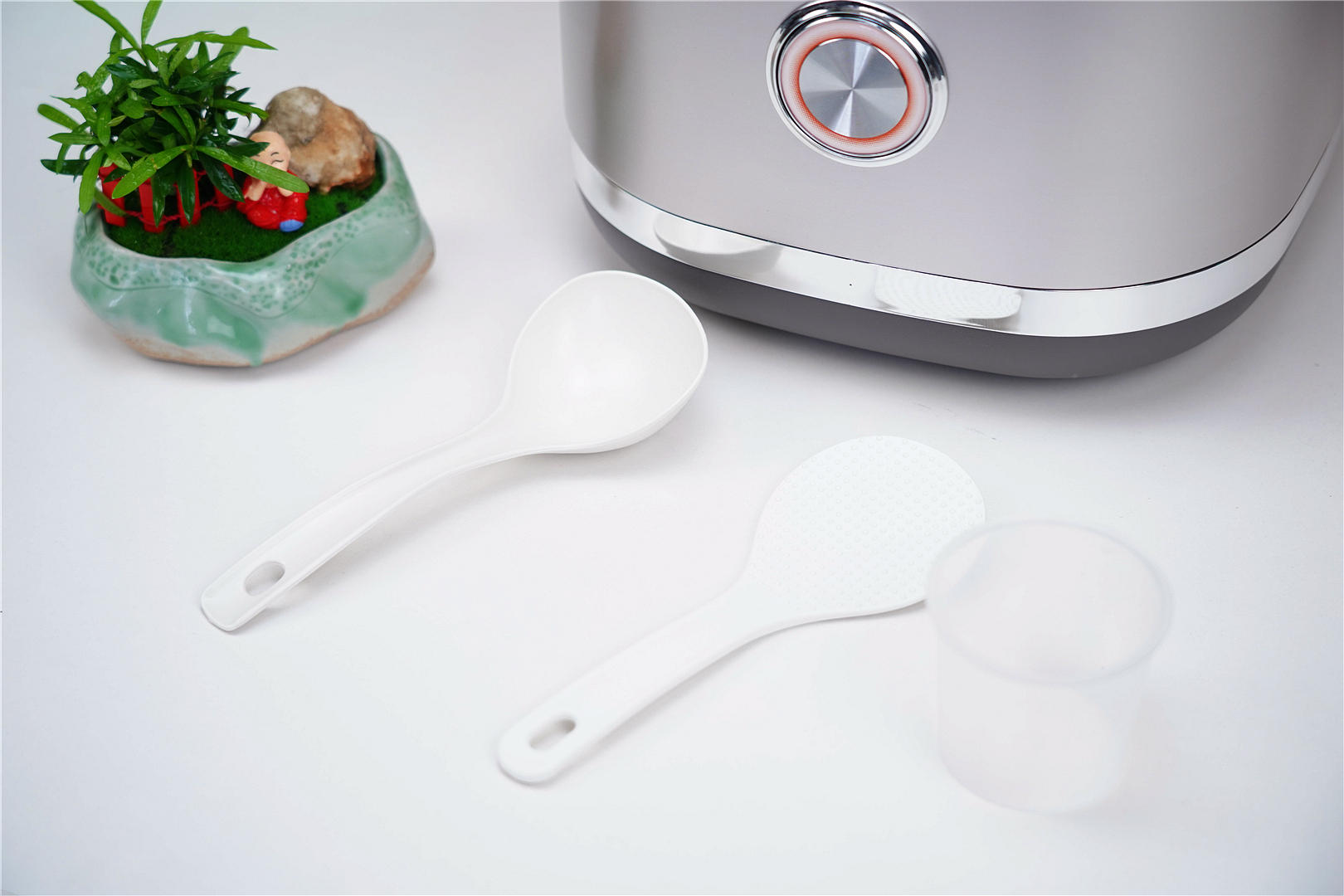 售价599元，拥有0涂层，水润膜技术，蒸饭黑科技全面释放