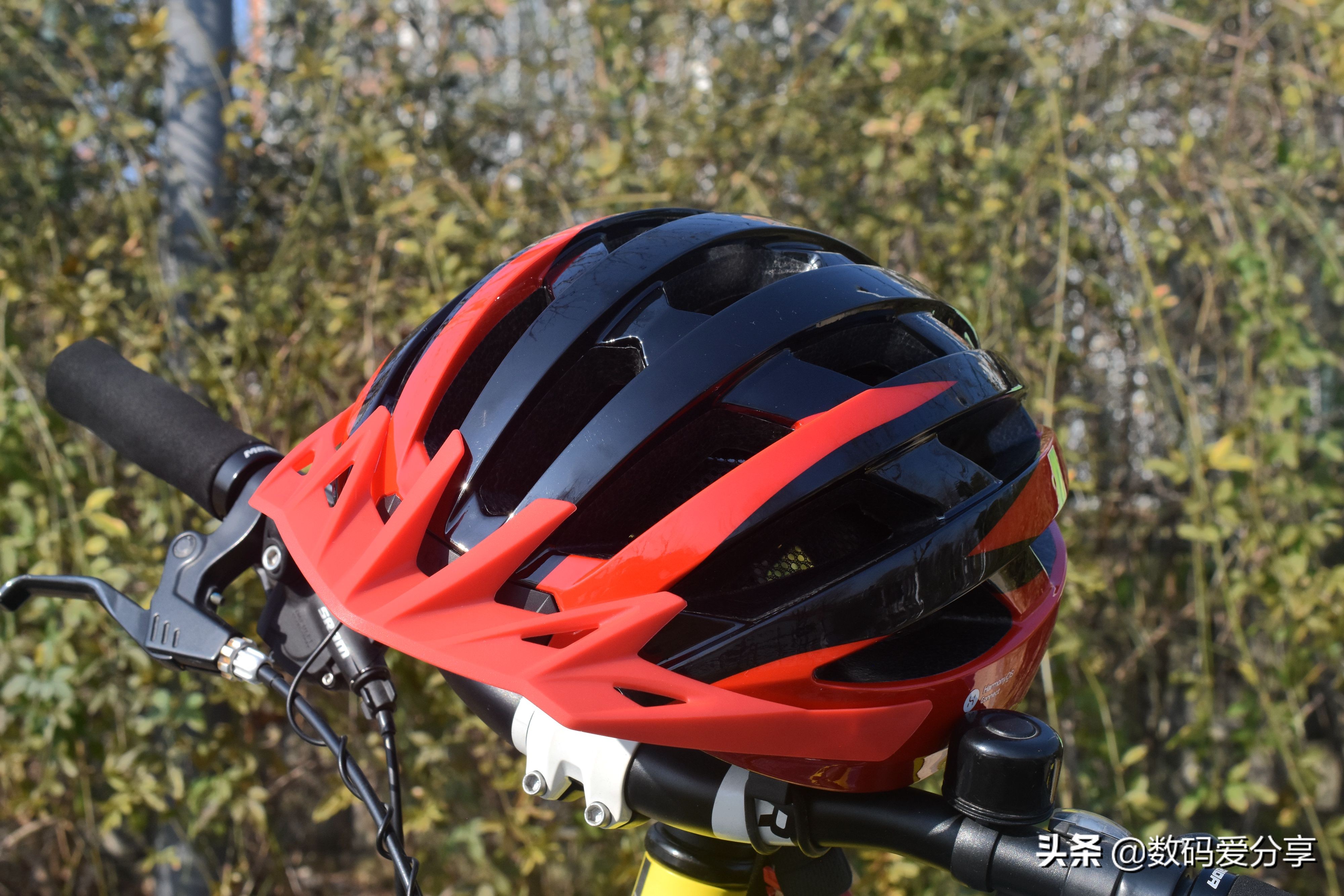 颠覆传统设计的头盔,helmetphonemt1neo智能骑行头盔