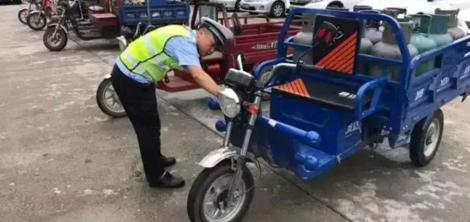 三轮车要戴安全帽吗,三轮车除了行驶证还要什么证