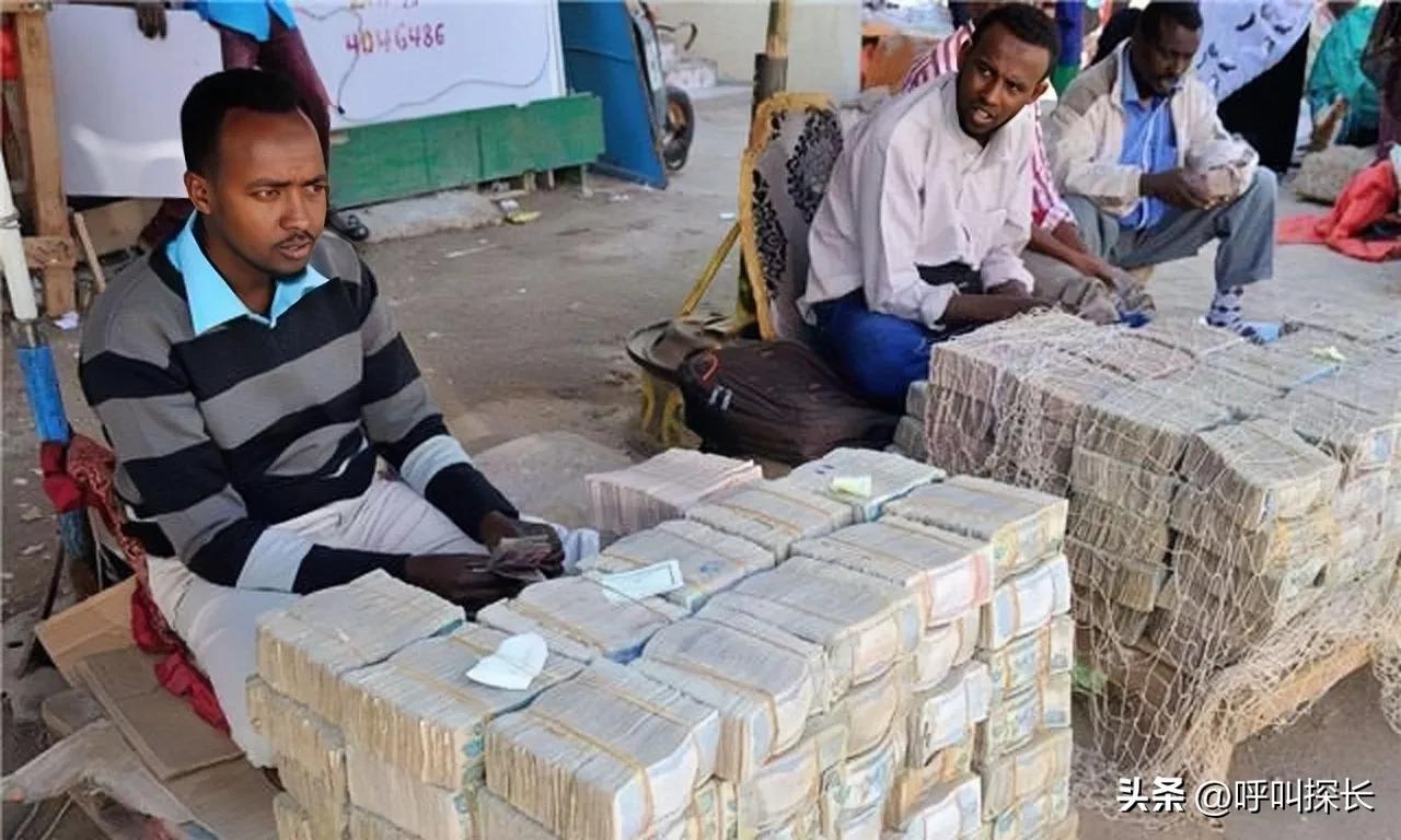 比浙江义乌还牛？钱论斤?本国人：不！我们用推车