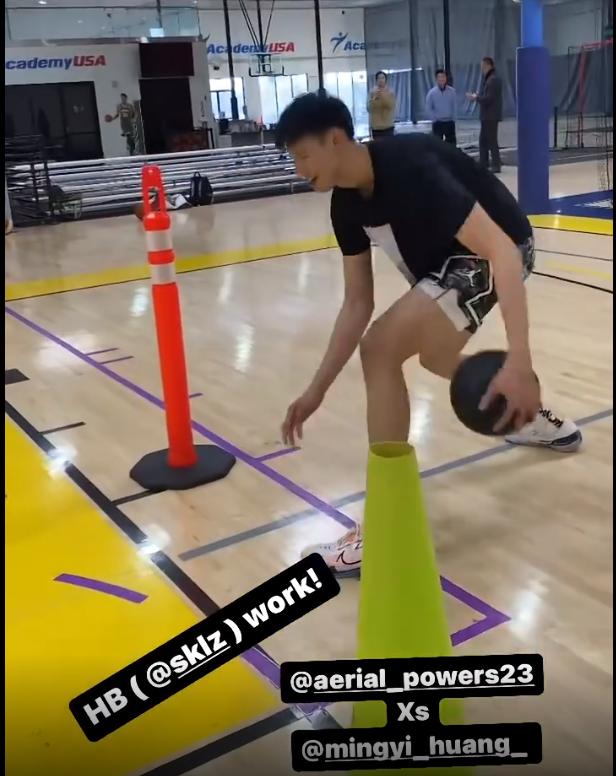 黄明依练武功,黄明依空接扣篮