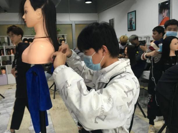 同样是女学生，读“技校”和读“高中”的区别多大，不是一点点